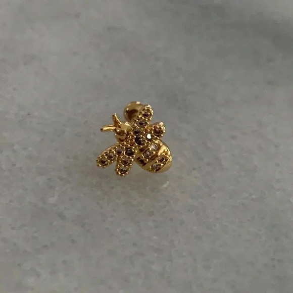 Gold Crystal Bee Cartilage Earring 

Brand New

Stainless Steel - Picture 2 of 3